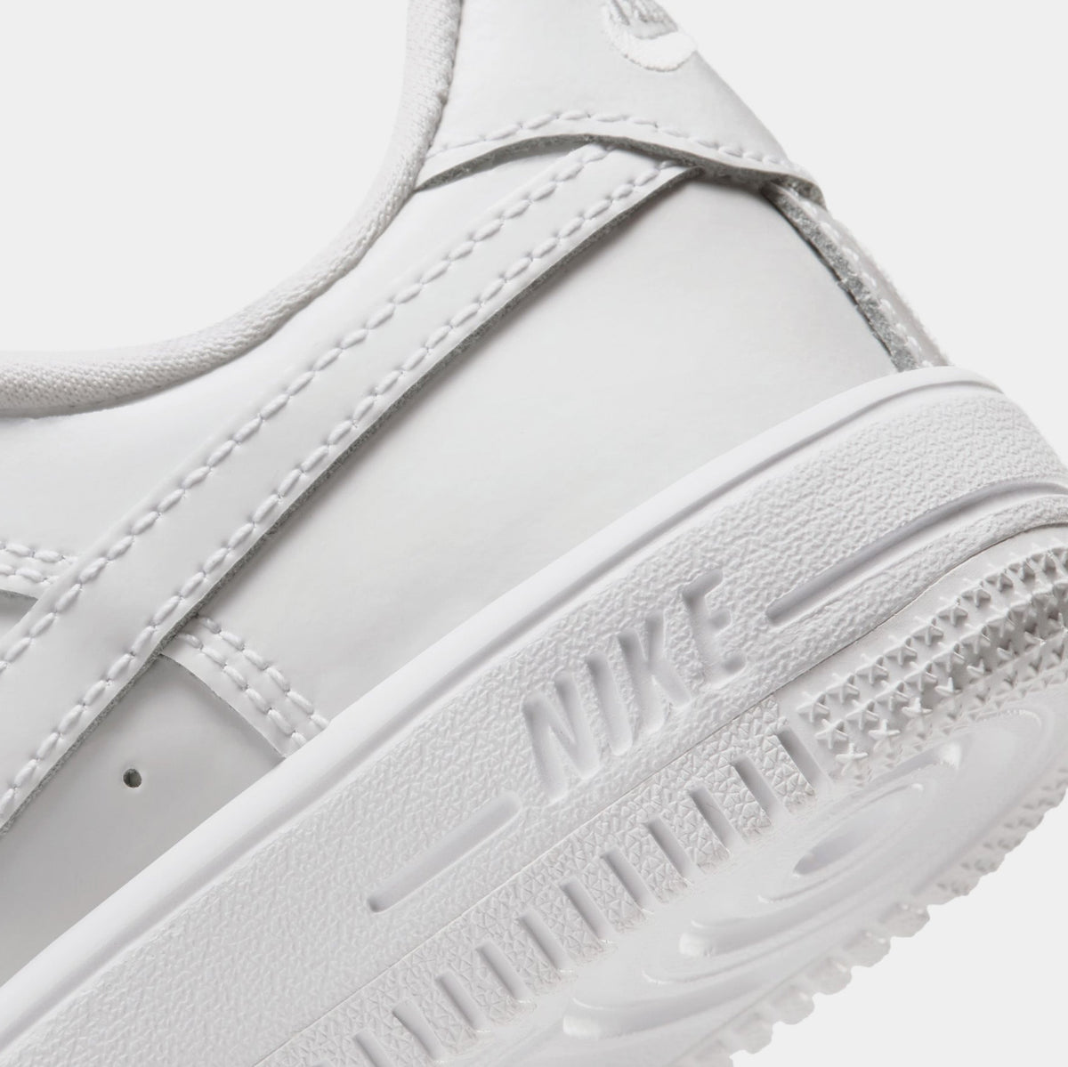 Air Force 1 Low Patent Leather Preschool Lifestyle Shoes (White)