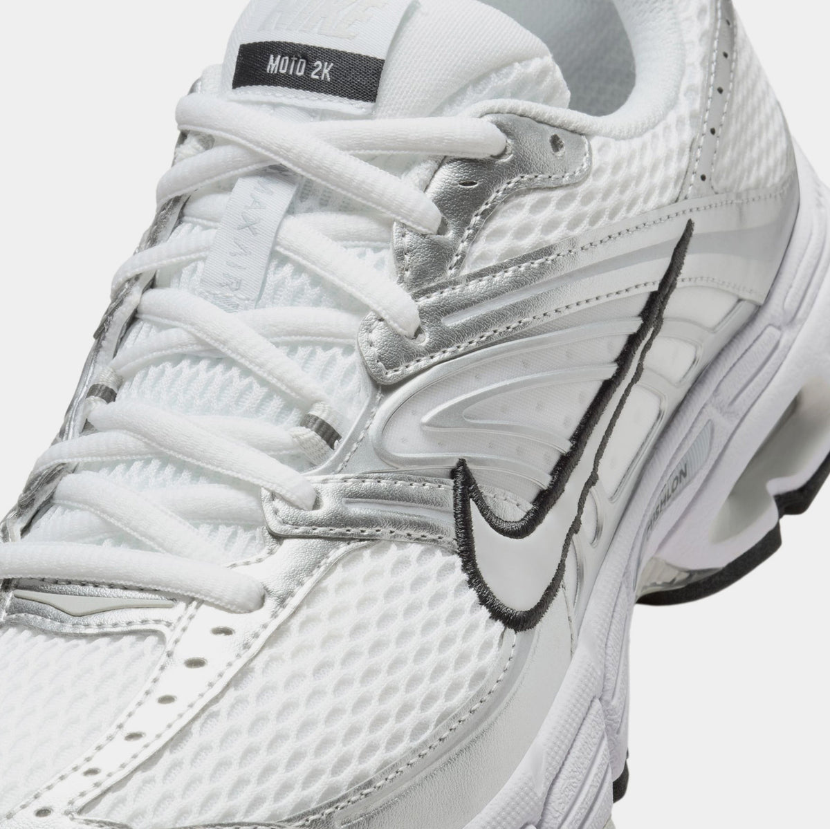 Air Max Moto 2K Womens Running Shoes (White/Metallic Silver/Black/Photon Dust)