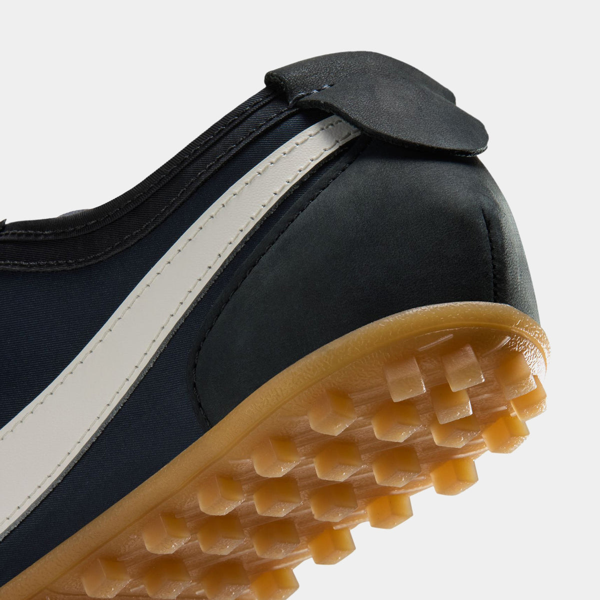 Moon Shoe Womens Lifestyle Shoes (Off Noir/Black/Gum Light Brown/Sail)