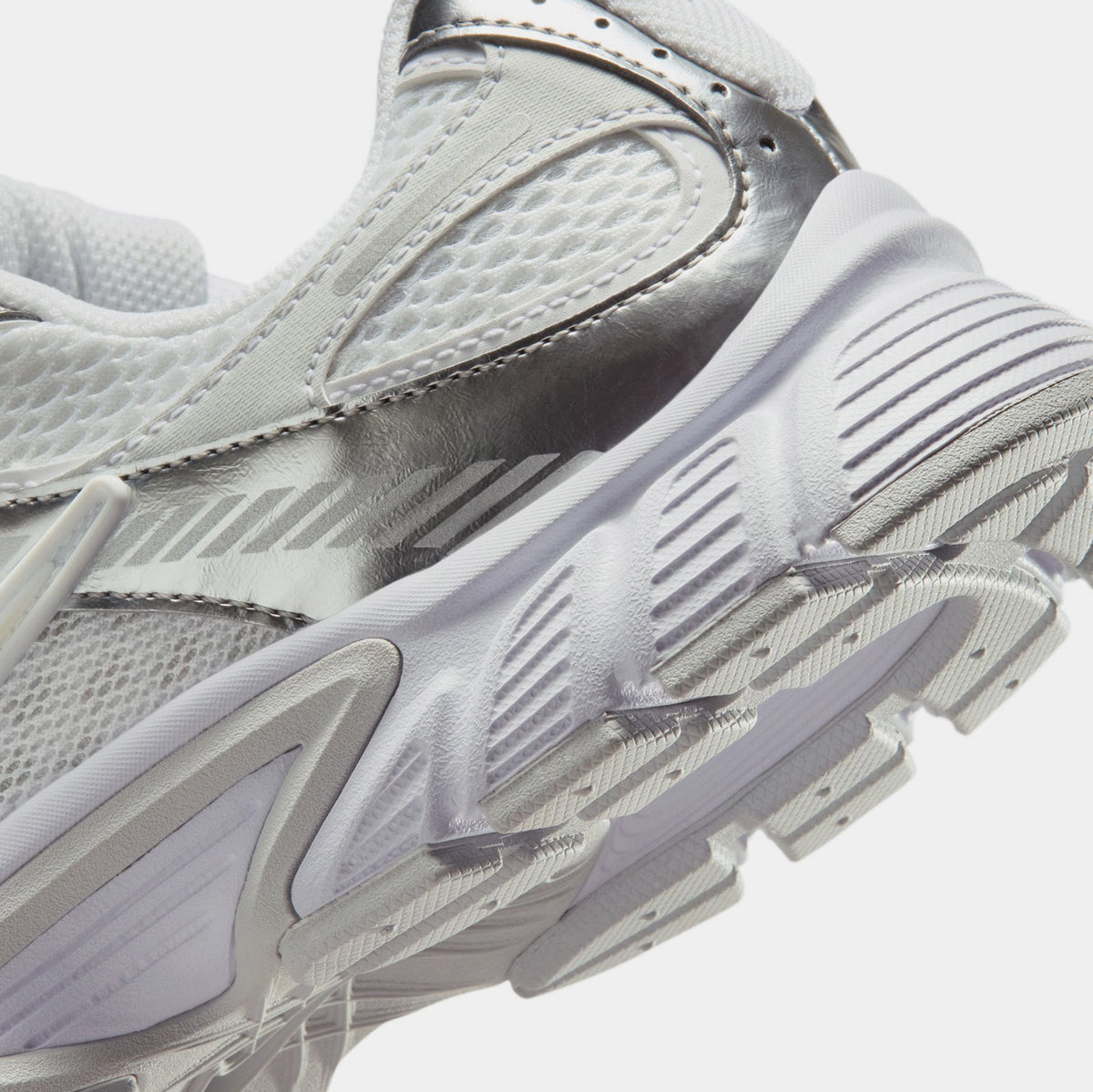 V5 RNR Reflective Accents Womens Running Shoes (White/Metallic Platinum/Pure Platinum/Metallic Silver)