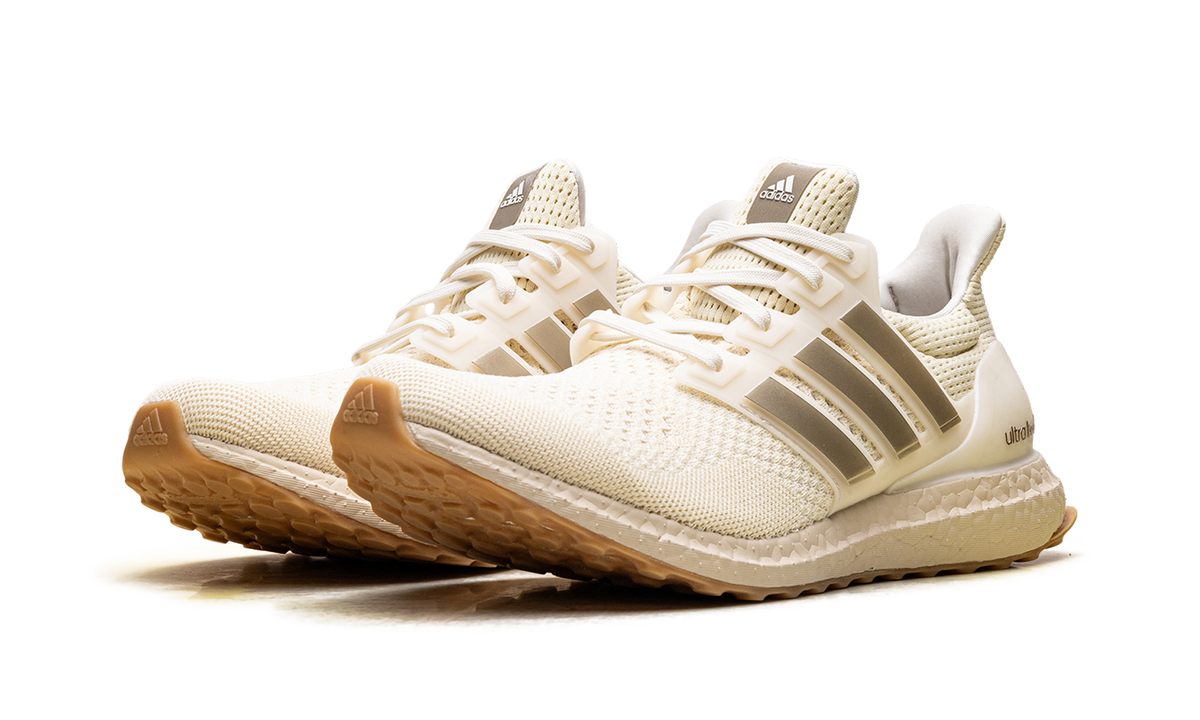 UltraBoost 1.0 WMNS "Warm Vanilla Cyber Metallic" JS1265
